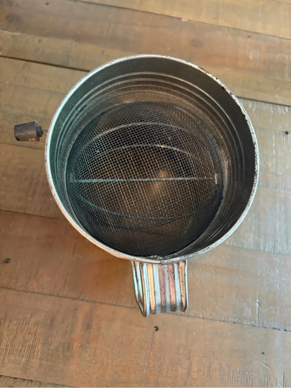 Vintage 1979 Bromwells 5 Cup Measuring Flour Sifter Tin Retro Kitchen Decor USA